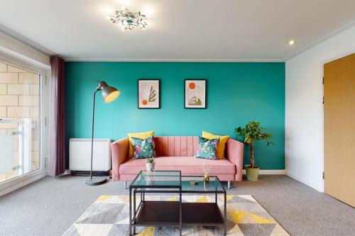 Stunning Cardiff City Apartment! Sleeps 8, Overlooking River