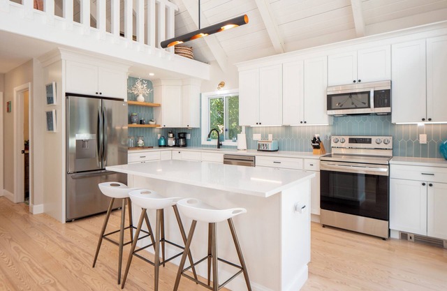Stunning, Chic Remodel! Beach House Minutes to Newport!