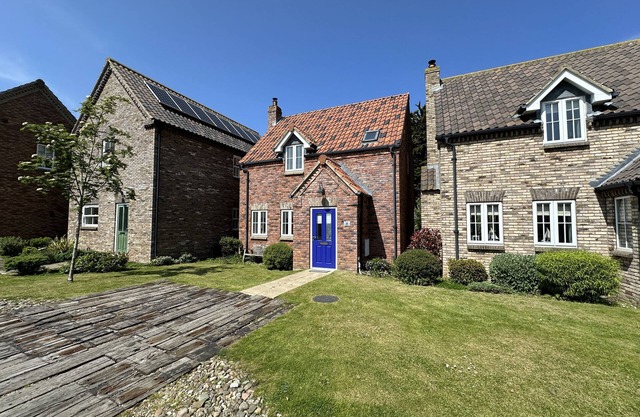 Stunning Coastal Cottage - Sleeping 5 in 2 Bedrooms - Pool and Beach Access Included.