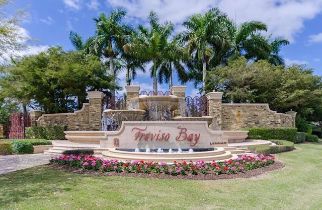 Stunning condo in beautiful TPC golf resort with large pool, spa and fitness
