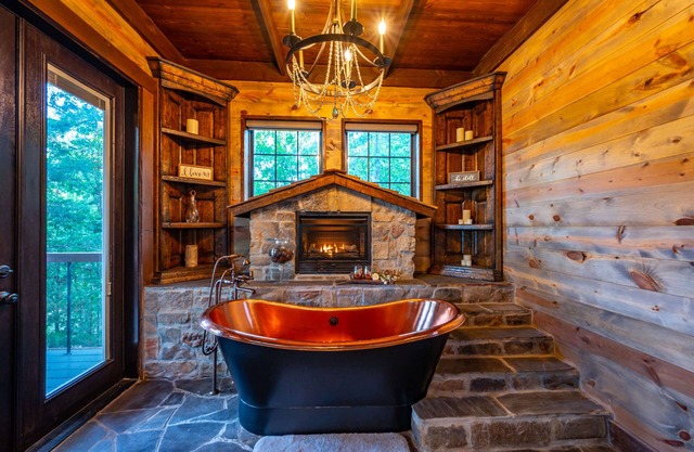 Stunning copper tub room, outdoor Jacuzzi with view of Pine Lake