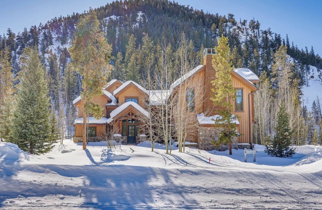 Stunning custom Home w/private hot tub, quick drive to the slopes!