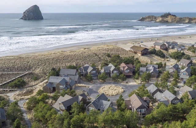 Stunning Family Beach Home - Steps to Sand - Hot Tub/Dogs Welcome