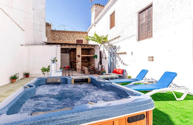 Stunning home in Padul with kitchen