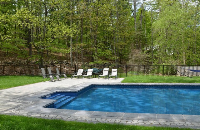 Stunning home with pool, spa, mountain views, sleeps up to 10, walk to Woodstock