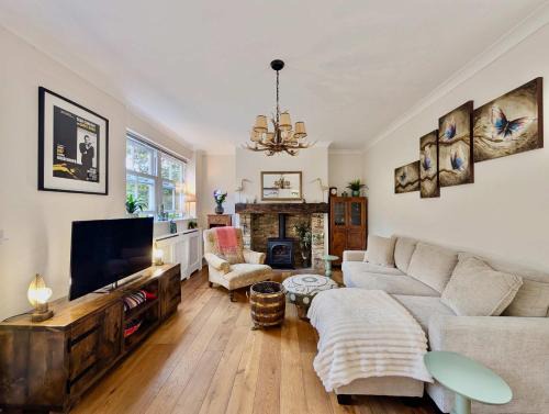 Stunning House Near Thames With Parking and Garden