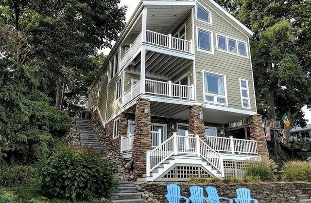 Stunning Lakefront Family Friendly getaway