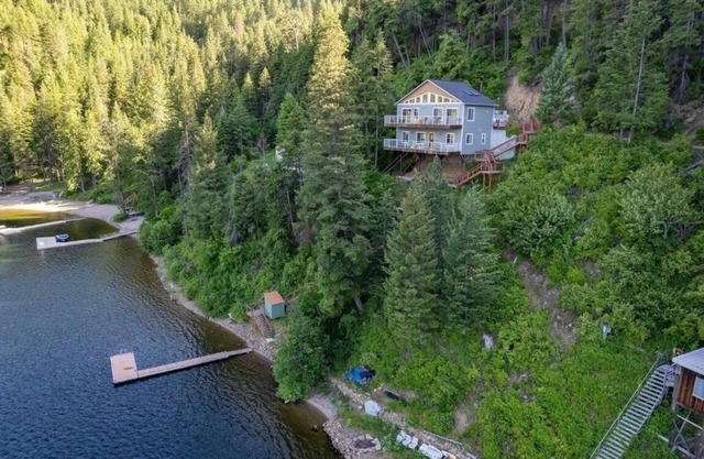 Stunning lakefront views in a serene and relaxing cove on Deer Lake.