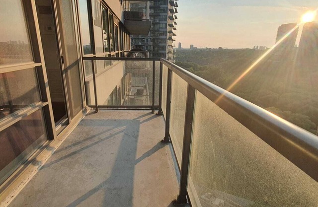 Stunning Lakeshore Blvd West 1 Bed, 1 Den.