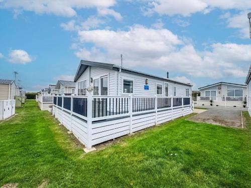 Stunning Lodge At Seaview Holiday Park In Kent Ref 47012Pb