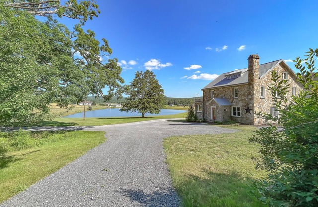 Stunning modern farmhouse with Lake Access and Free Golf!