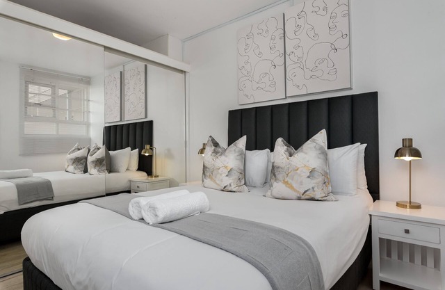Stunning Mouille Point Apartment Ocean Views