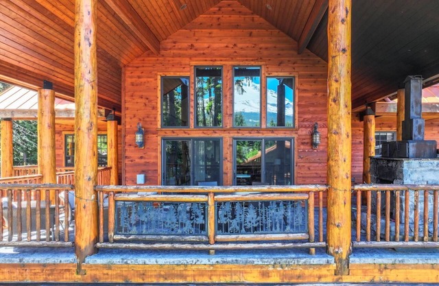 Stunning Mountain Lodge, Outdoor Fireplace, Hot Tub, Gorgeous Mt Hood Views.