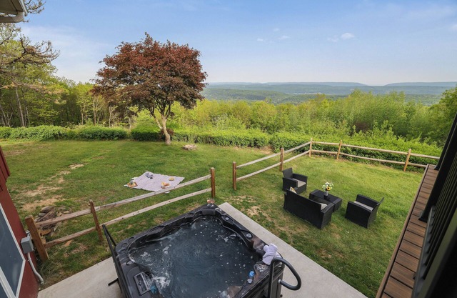 STUNNING MOUNTAIN VIEWS, Privacy In Nature, Hot Tub, Minutes To Jim Thorpe!