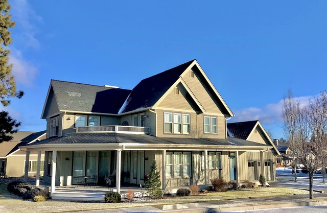 Stunning Mountain View Home In Sisters! Walk to town!