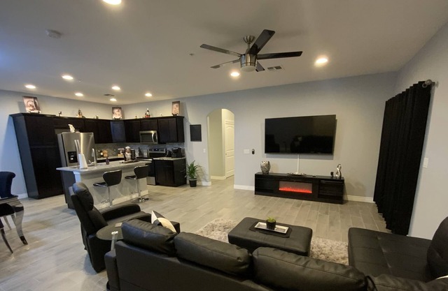 Stunning Newer Townhome By Route 66 & Krmc for Medical Professionals!