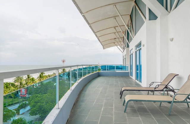 Stunning Oceanview Penthouse with fitness room and full kitchen