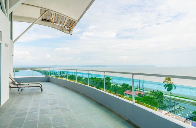 Stunning Oceanview Penthouse with fitness room and full kitchen
