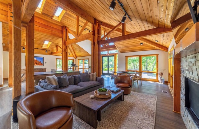Stunning Pet Friendly Creekhouse #495