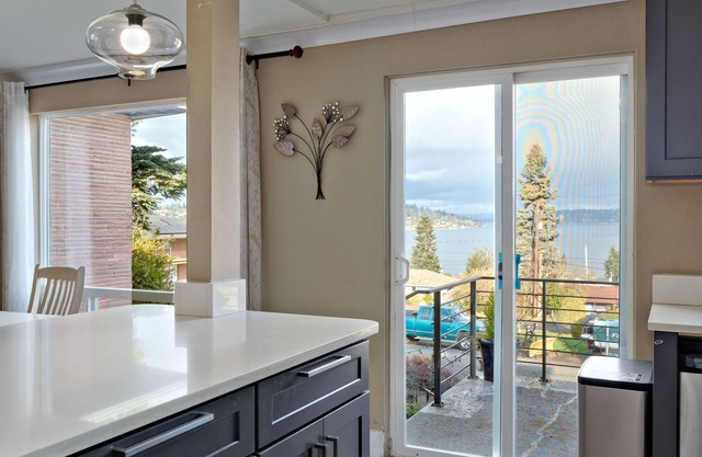 Stunning PNW Mid-Century Seattle Home w/Lakefront Views! Sleeps Up to 16 Guests