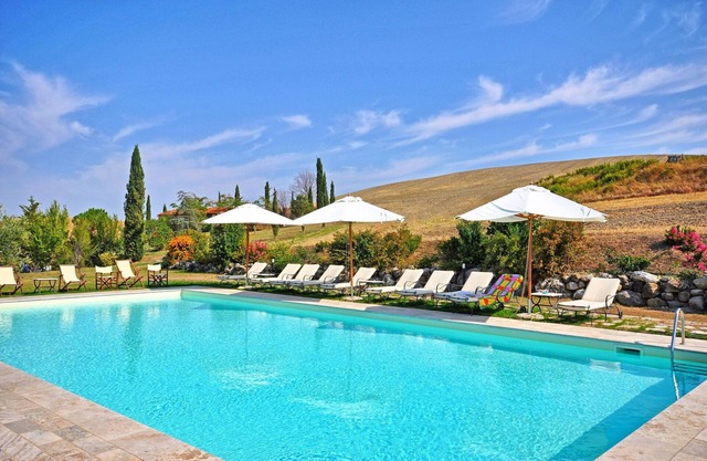 Stunning private villa with WIFI, private pool, TV, patio and panoramic view, close to Montepulc.