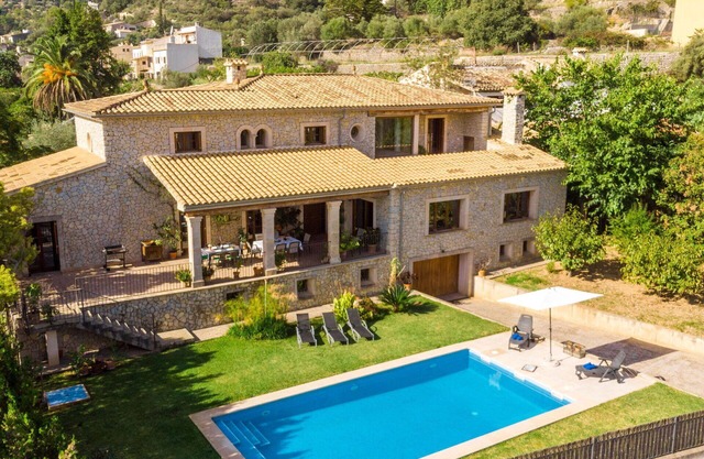 Stunning private villa with hot tub, private pool, WIFI, A/C, TV, patio and panoramic view