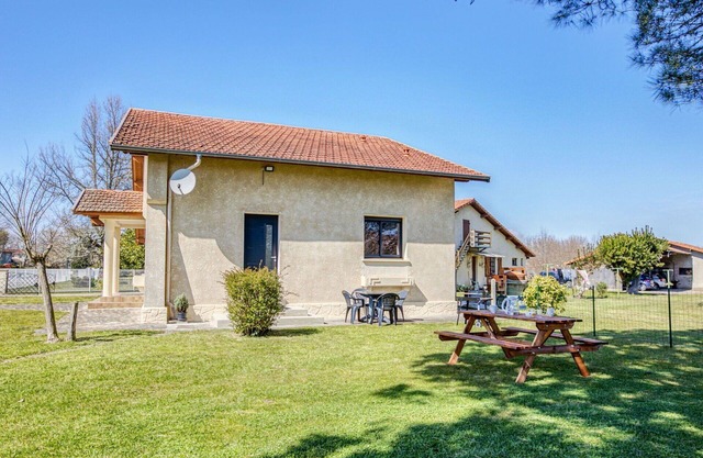 Stunning private villa for 4 guests with WIFI, TV, terrace and pets allowed