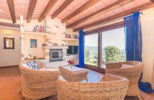 Stunning private villa for 8 people with TV, terrace, pets allowed and parking