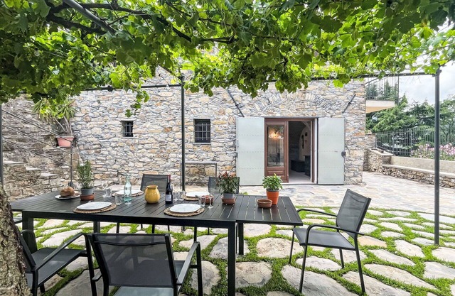 Stunning private villa for 7 guests with WIFI and patio