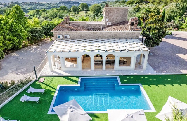 Stunning private villa for 24 people with A/C, WIFI, private pool, TV and patio