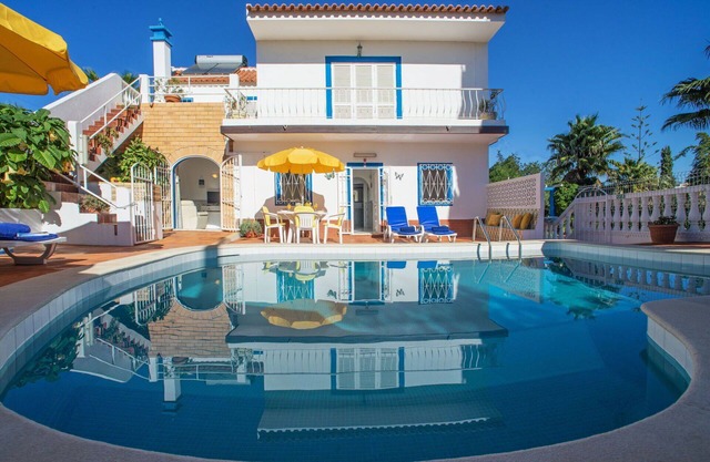 Stunning private villa for 4 people with private pool, WIFI, A/C, TV and patio