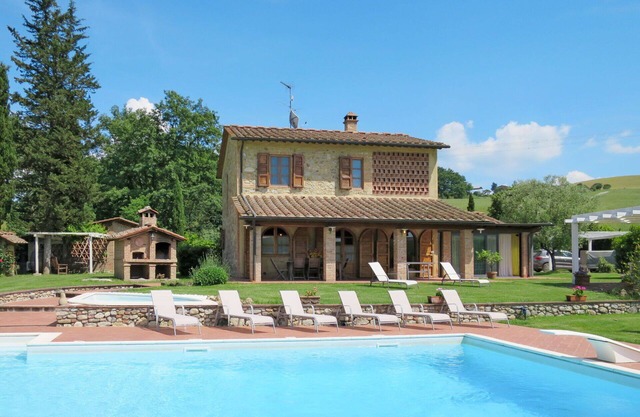 Stunning private villa with WIFI, private pool, A/C, hot tub, TV, patio and pets allowed
