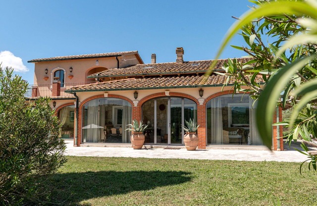 Stunning private villa for 9 people with WIFI, private pool, A/C, patio and pets allowed