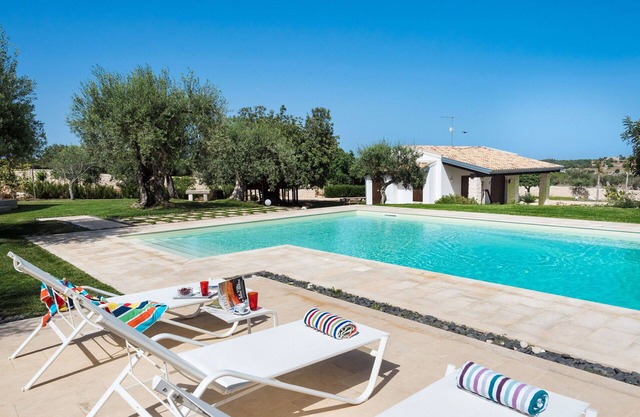 Stunning private villa for 10 guests with A/C, private pool, WIFI, TV and patio