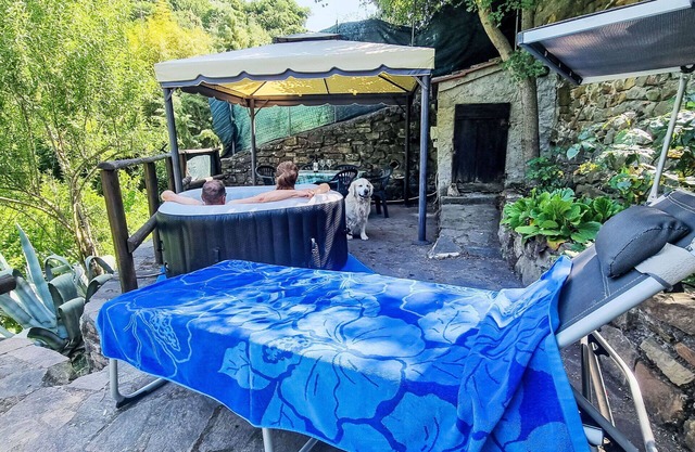 Stunning private villa for 5 people with A/C, hot tub, WIFI, TV, patio and pets allowed