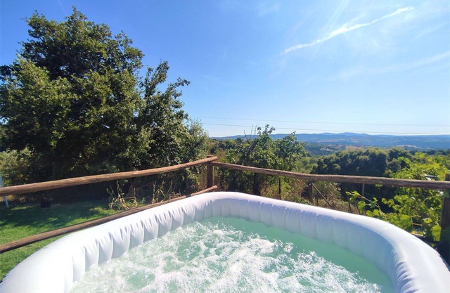Stunning private villa with WIFI, hot tub, TV, terrace, pets allowed and panoramic view