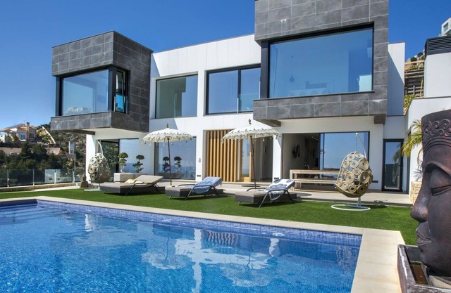 Stunning private villa for 10 people with private pool, WIFI, A/C, TV, terrace and parking