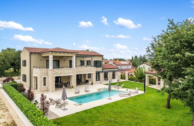 Stunning private villa for 8 guests with private pool, A/C, WIFI, TV and terrace
