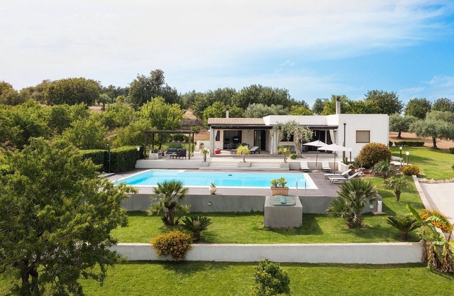 Stunning private villa for 4 guests with private pool, A/C, WIFI, TV, terrace and panoramic view