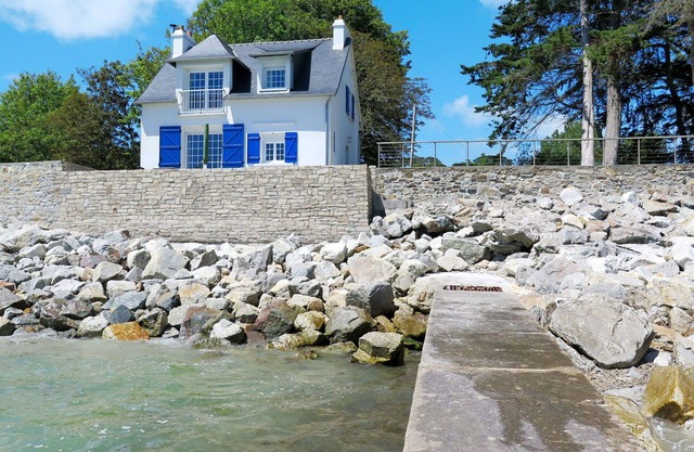 Stunning private villa for 4 guests with terrace and pets allowed