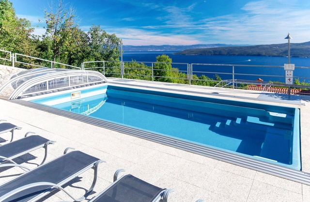 Stunning private villa for 10 guests with WIFI, A/C, private pool, TV and terrace