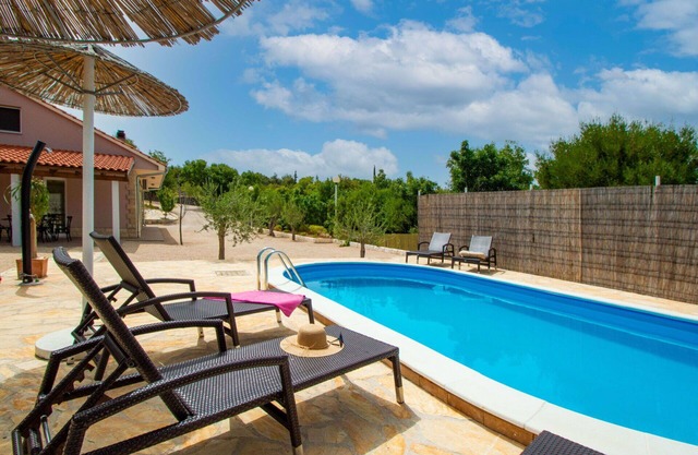 Stunning private villa for 7 guests with A/C, private pool, WIFI, TV and terrace