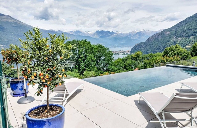 Stunning private villa for 5 people with WIFI, pool, TV and patio