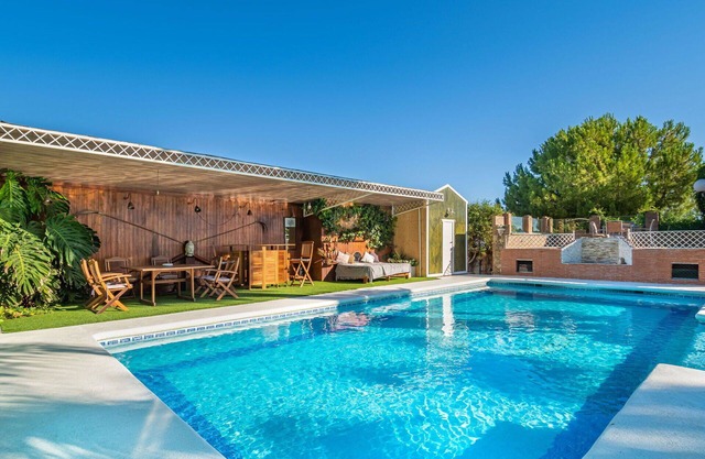 Stunning private villa with WIFI, hot tub, A/C, private pool, TV, patio and pets allowed