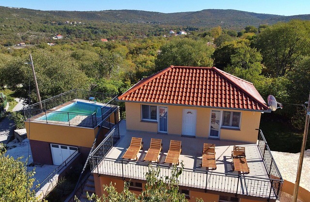 Stunning private villa with WIFI, private pool, hot tub, A/C, TV, terrace and pets allowed