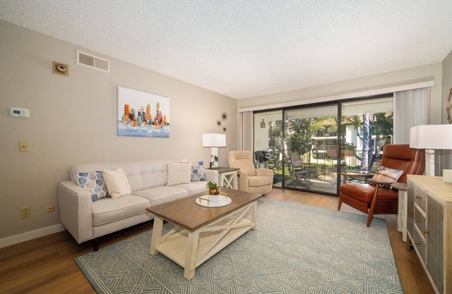 Stunning Resort Living 2 bed Luxury Condo in Oaks North- READ DESCRIPTION