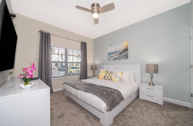 Stunning Retreat Townhouse 10 mins to Disney with Pool