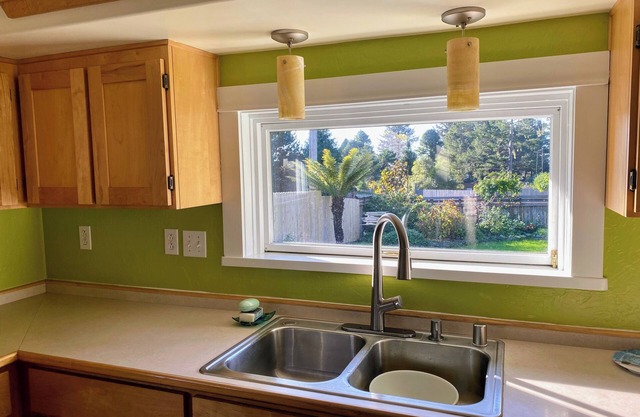 Stunning roomy 4-bedroom home, near the beach. Stay for a month @ 1/2 the price!