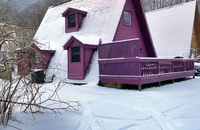 Stunning & Secluded A-Frame Chalet- close to Hiking, Waterfalls, Casino, & more!