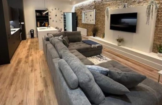 Stunning & Sleek 2BR w/WiFi & Netflix - City Centre Nr Cliffs Pavillion